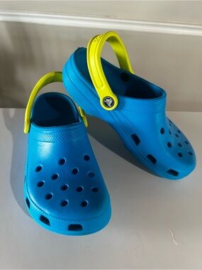Crocs Classic Blue Yellow Beach Clogs Shoes Women's Size 8